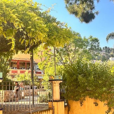 Un Petit Coin Proche De La Mer Menton Extérieur photo